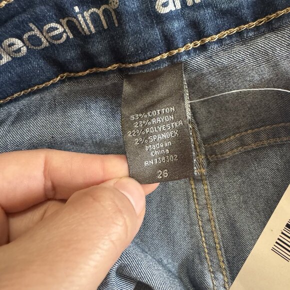 NEW Avenue Women’s Ankle Jeans Blue Plus Sz 26 High Rise Floral Embroidered - Picture 10 of 13